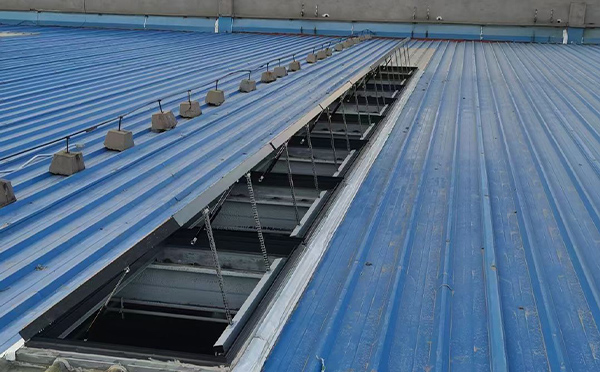 某城市大型商业综合体中庭红寺堡排烟窗工程